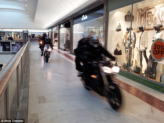 JAFUL SECOLULUI. Au furat bijuterii dintr-un mall şi apoi au fugit cu motocicletele prin magazin | VIDEO
