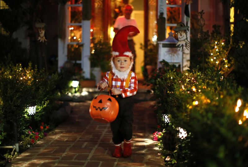 La colindat de Halloween, copiii au primit...pliculeţe cu cocaină