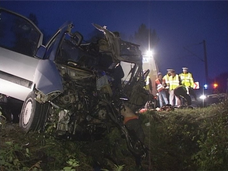 NEWS ALERT. ACCIDENT foarte GRAV în Olt: Trei MOR?I ?i patru R?NI?I. Dou? ma?ini s-au ciocnit frontal