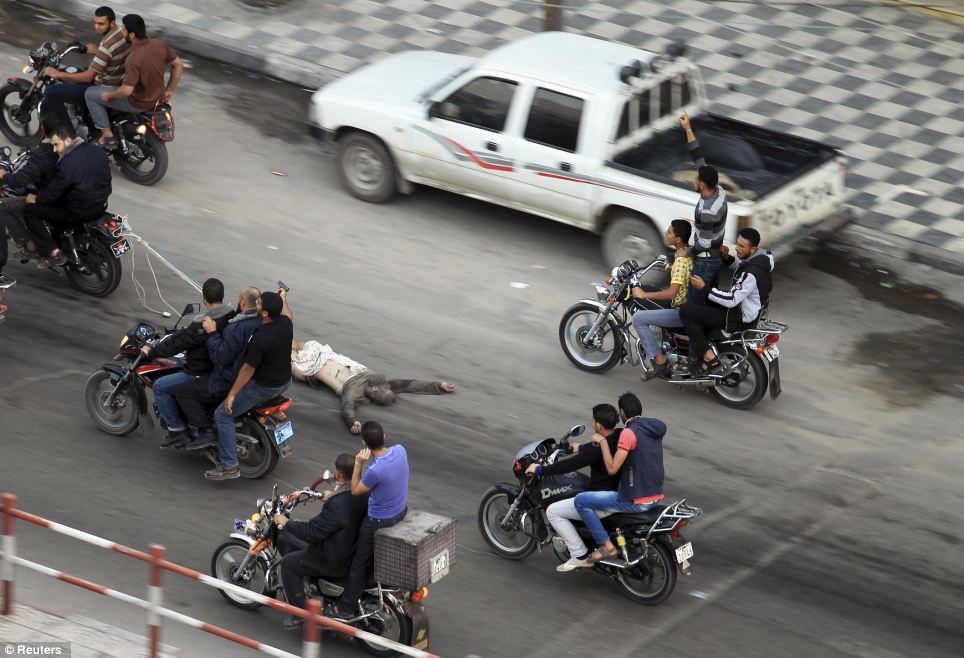 ORIBIL! ?ase spioni israelieni, executa?i în Gaza. Cadavrele acestora au fost târâte de motociclete pe str?zi | VIDEO