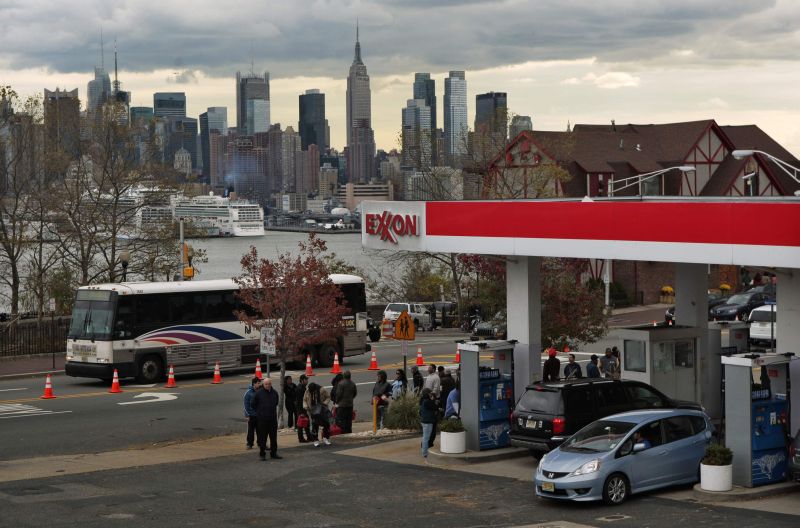 Penurie de combustibili în statele afectate de Uraganul Sandy. Cozi la staţiile de benzină din New York şi New Jersey