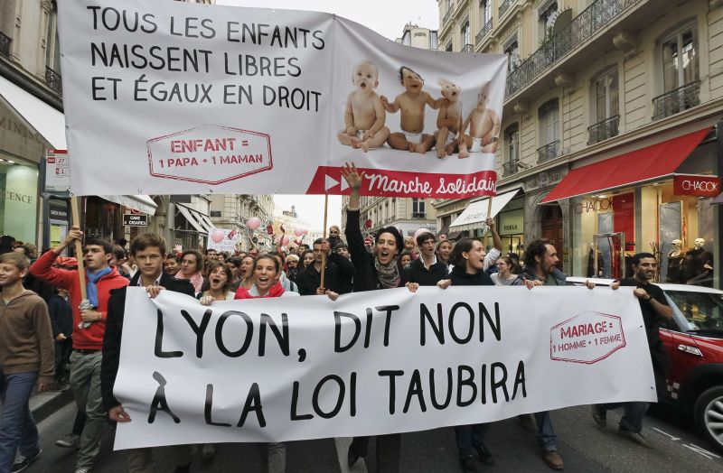 Peste 100.000 de francezi au manifestat împotriva c?s?toriilor între homosexuali