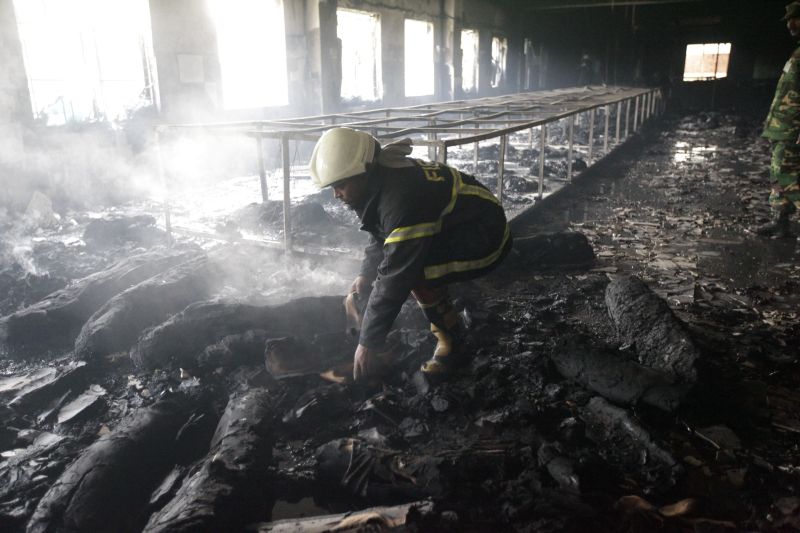 Peste 100 de mor?i într-un incendiu la o fabric? de textile din Bangladesh