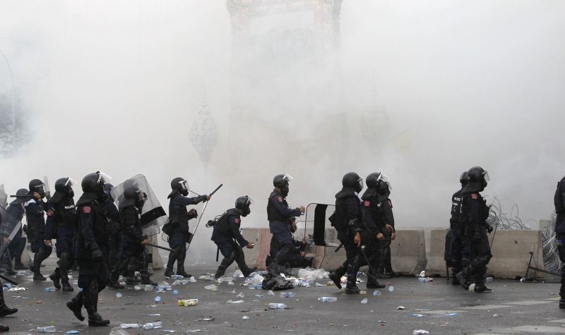 Poli?i?tii folosesc gaze lacrimogene împotriva celor 10.000 de protestatari antiguvernamentali