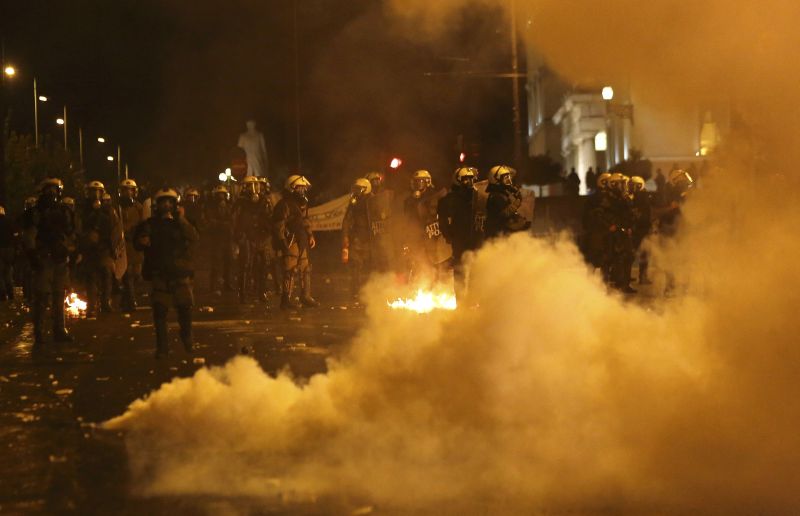 PROTESTE VIOLENTE la Atena. Parlamentul votează noi măsuri de AUSTERITATE | VIDEO