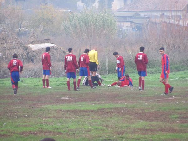 SCENE DE GROAZĂ ÎN FOTBALUL ROMÂNESC: Un arbitru-asistent a ameninţat jucătorii cu briceagul!