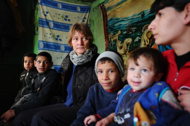 SCHIMB? ROMÂNIA. Sute de copii romi, salvati prin vioar?. Drumul de la bordei la Conservator, o poveste autentic?