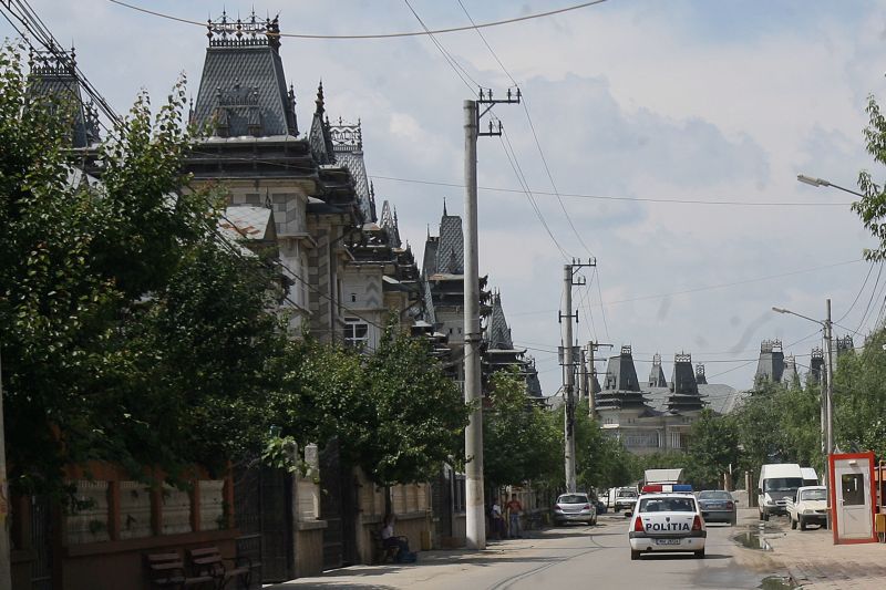 SPĂLARE DE BANI. Romii din Sinteşti, percheziţionaţi de poliţişti