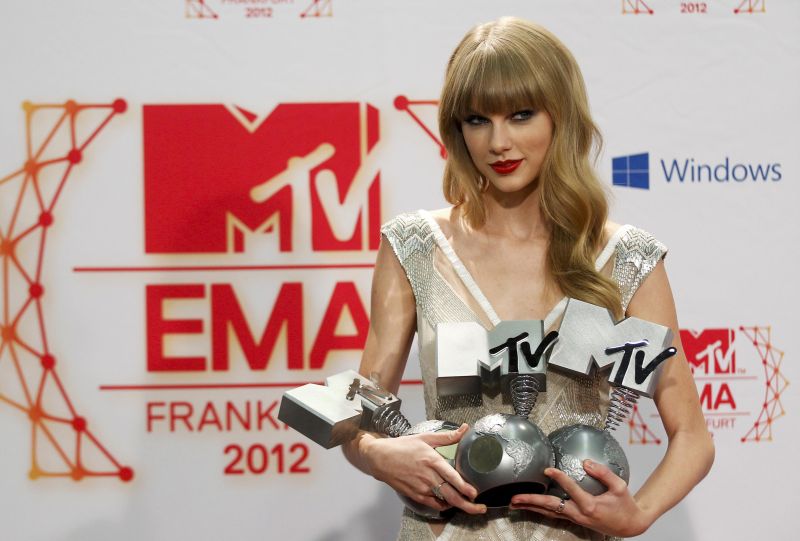 Taylor Swift şi Justin Bieber, marii câştigători ai MTV EMA 2012. Vezi cum s-a făcut Kim Kardashian de râs pe scenă| FOTO