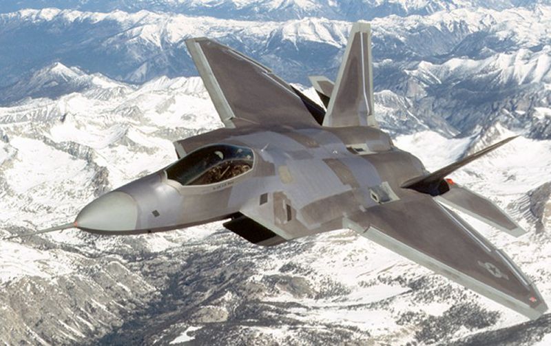 Un avion de lupt? F-22 Raptor, considerat cel mai scump din lume, s-a pr?bu?it în Florida
