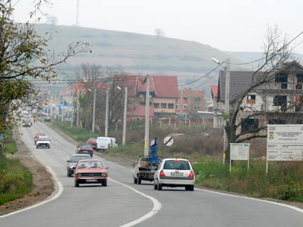 Un sat întreg refuză să folosească noua reţea de canal. Un altul o fură