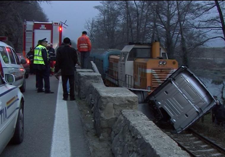 Un tir a fost SPULBERAT de tren pe Valea Oltului