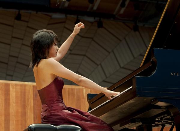 YUJA WANG, PIANISTA CU CELE MAI RAPIDE DEGETE DIN LUME | VIDEO