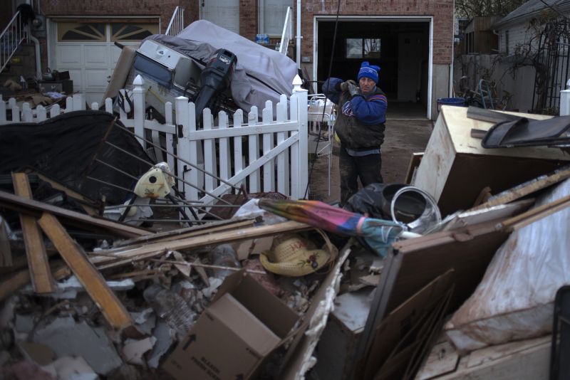 ZECI DE MII de locuitori din NEW YORK, nevoiţi să se mute din cauza URAGANULUI SANDY