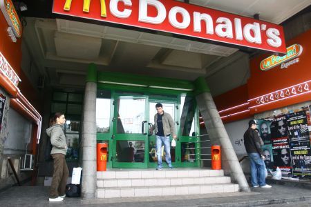 Zilele Porţilor Deschise la McDonald's. INCURSIUNE în cele mai "păzite" bucătării