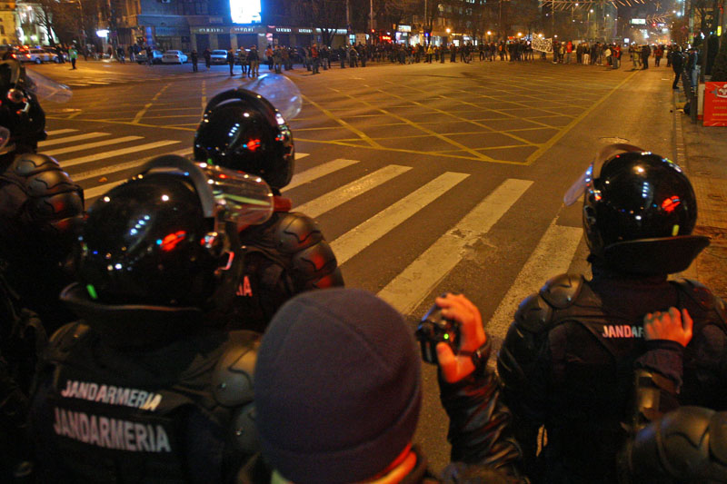 ZIUA A 12-A. Manifestanții fluieră Antena 3 pentru știri false. Doi tineri, prinși cu marijuana