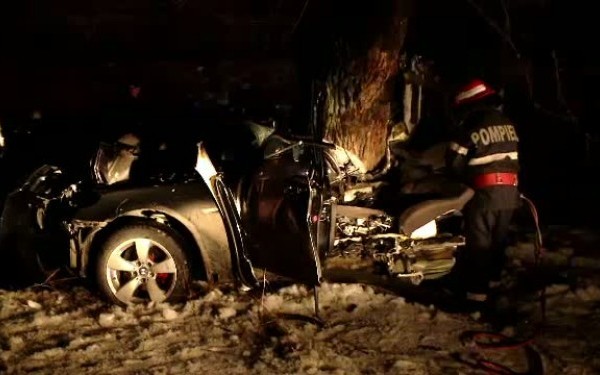 ACCIDENT MORTAL ÎN TIMI?. Trei tineri AU PIERIT dup? ce MA?INA S-A IZBIT DE UN COPAC