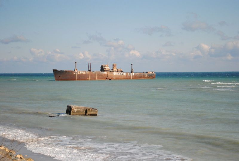 ALERT? LA COSTINE?TI. Un recipient IMENS adus de mare la mal | VIDEO