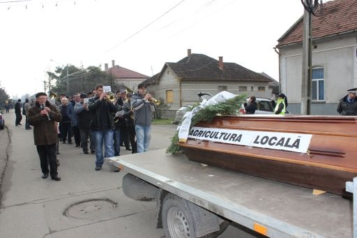 ARAD. Agricultura local? - în sicriu. INMORMÂNTARE simbolic?