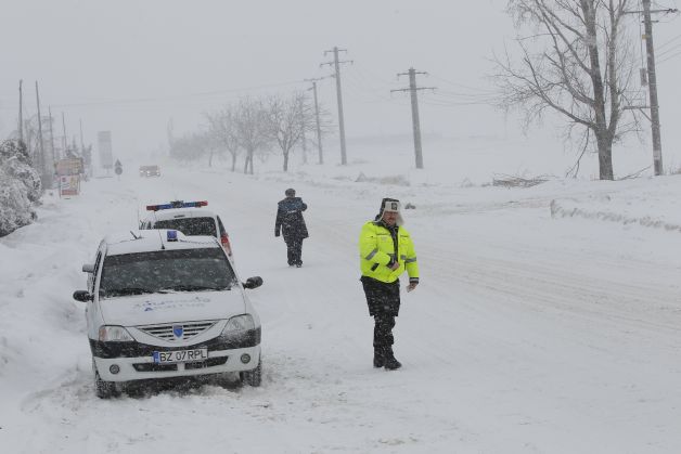 Autorit??ile s-au împotmolit iar în z?pada anun?at?