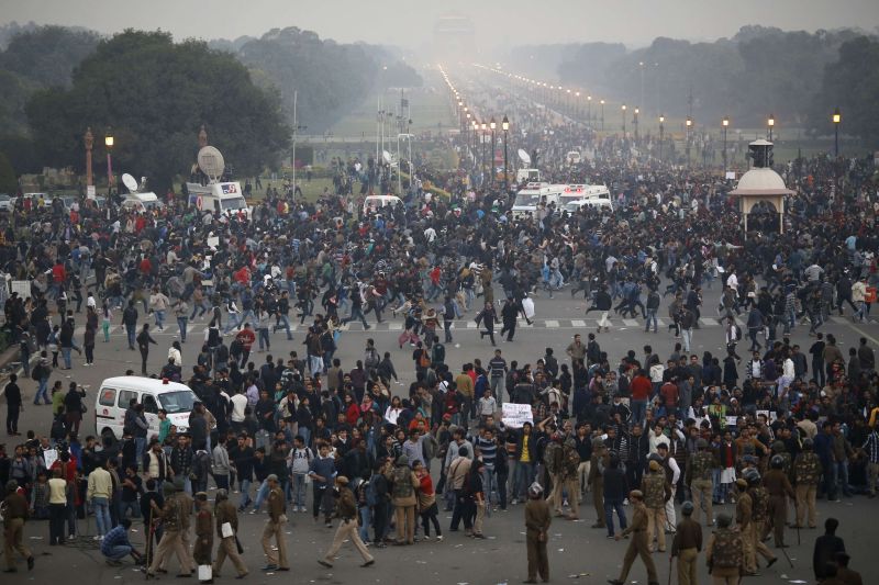 Ciocniri violente în New Delhi, în timpul protestelor fa?? de violul colectiv al unei tinere într-un autobuz | FOTO