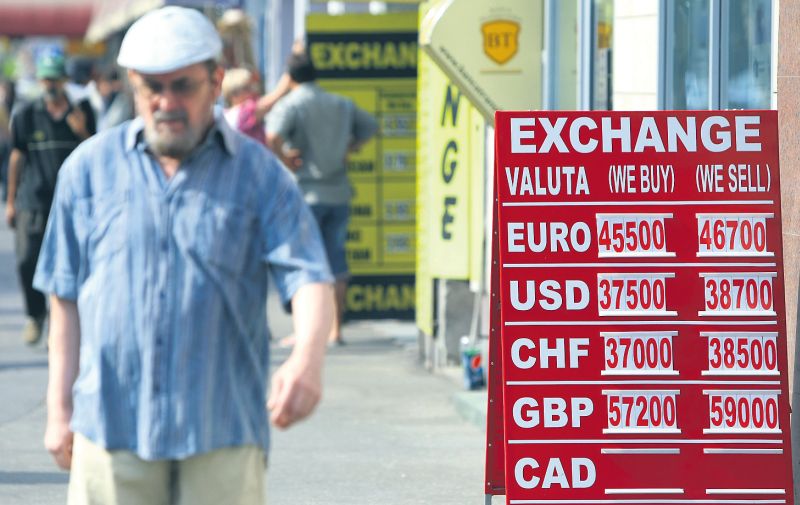 Euro se dep?rteaz? iar de pragul de 4,5 lei