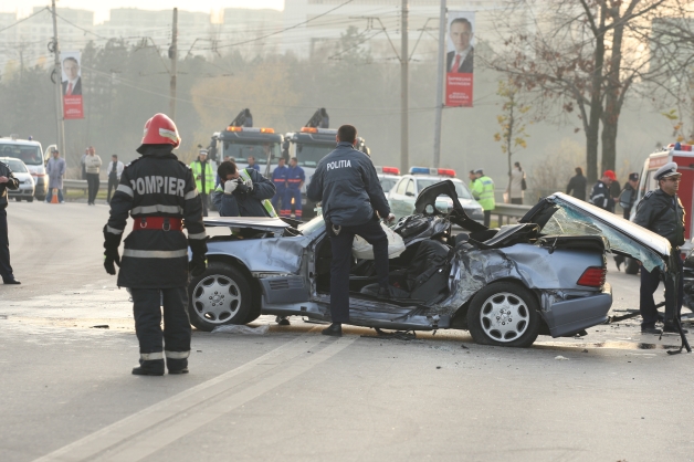 Grav accident rutier. Au ajuns cu ma?ina în râp?