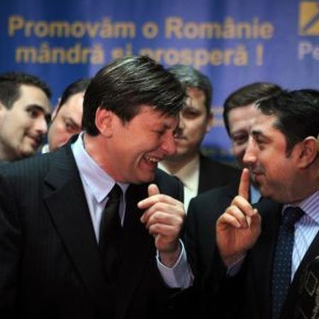 GUVERNUL PONTA II. Ministru pentru românii de pretutindeni – Cristian David. Când “Doi ?i un sfert” a fost prins de jurnali?ti în flagrant de “filaj la procuror”