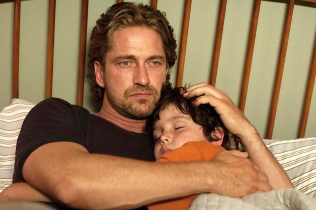 HAI LA FILM. Gerard Butler, t?tic sufocat de femei