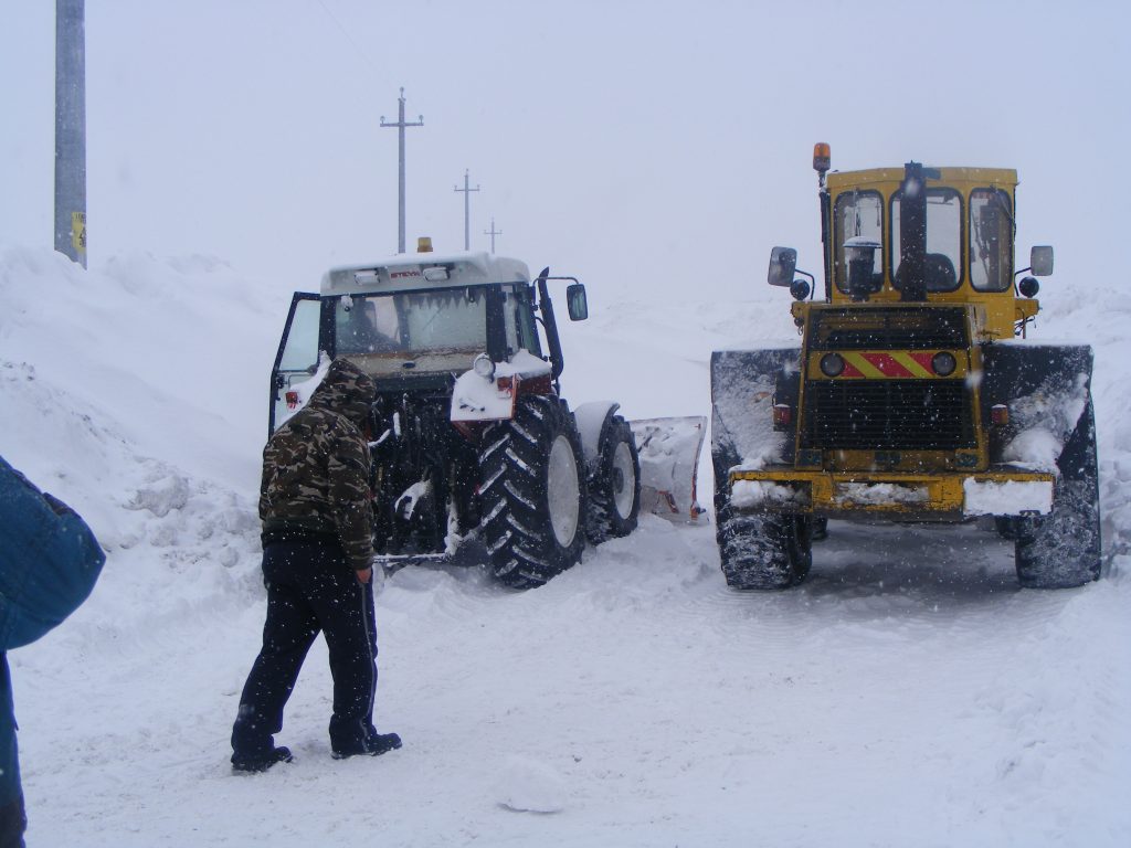 IARN? GREA ÎN ZIUA APOCALIPSEI. Patru drumuri blocate de z?pad?. La grani?a cu Bulgaria, traficul este închis la Vama Veche