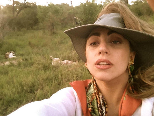 Lady GaGa se relaxeaz? al?turi de... lei