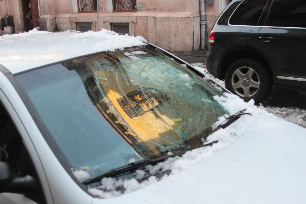 Ma?ini zdrobite de z?pad?. ACOPERI?URI CRIMINALE