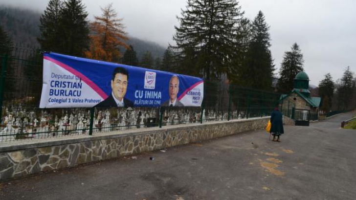 Manevr? SINISTR?: Au furat bannerul unui candidat ?i l-au pus pe gardul cimitirului