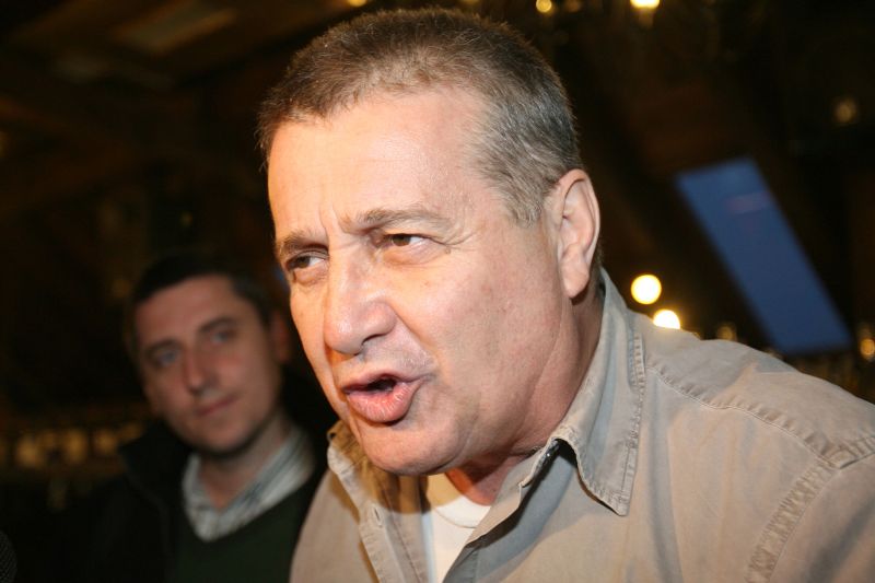 Nevasta lui Mircea Dinescu lovit? în cap de un ?ur?ure
