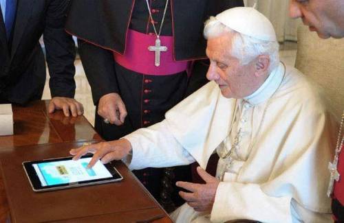 Papa Benedict al XVI-lea ?i-a f?cut cont pe Twitter. A adunat 500.000 de "followers" în 24 de ore