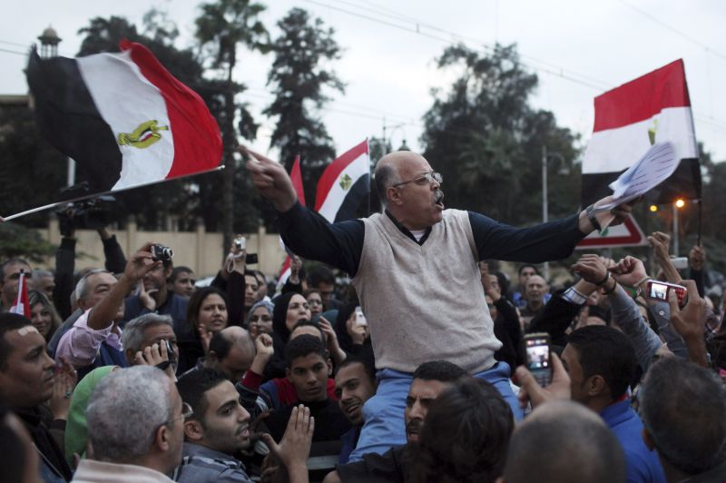 PROTESTE VIOLENTE la Cairo. Mohamed Mursi a p?r?sit Palatul Preziden?ial de frica manifestan?ilor