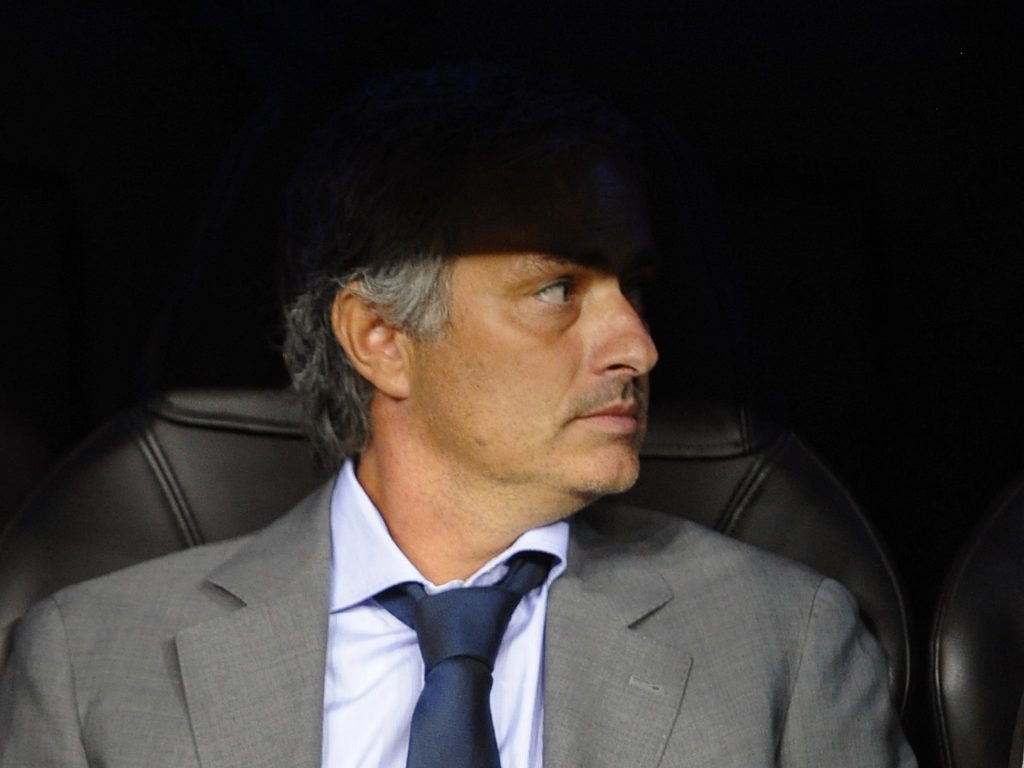 REAL MADRID se AFUND?, MOURINHO nu p?r?se?te corabia