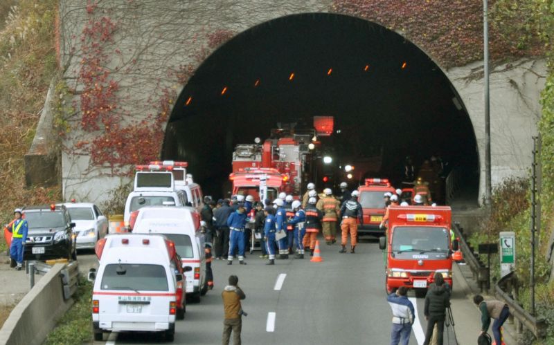 TUNEL PR?BU?IT în Japonia: ma?ini strivite ?i numeroase victime