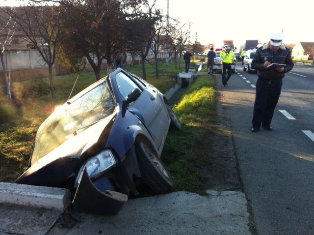 Un poli?ist s-a sinucis dup? ce a produs un accident rutier