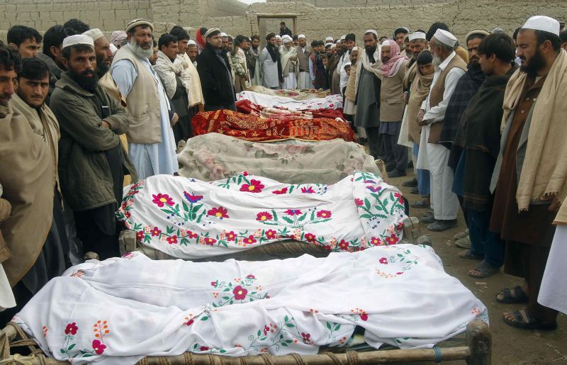 Zece feti?e, ucise în Afganistan în explozia unei mine antipersonal