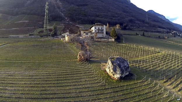 ATENŢIE, CAD BOLOVANI gigantici! Câteva ROCI URIAŞE au distrus o fermă din ITALIA | GALERIE FOTO si VIDEO