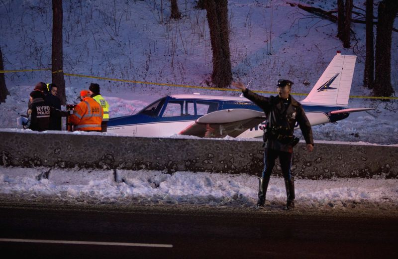 Aterizare de urgență pe o autostradă din New York