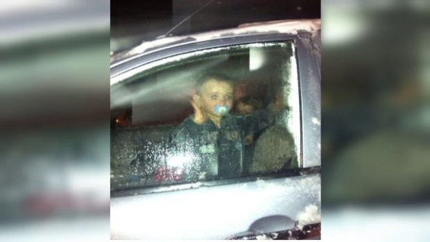 Automobilul unei familii cu un copil a fost îngropat în zăpadă la Lehliu. După șase ore mașina a fost deszăpezită și copilul salvat