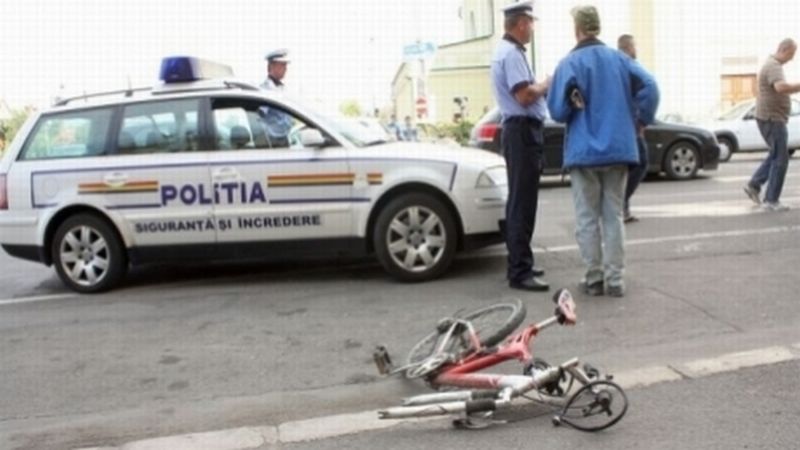 Biciclist beat, lovit de o maşină a Poliţiei