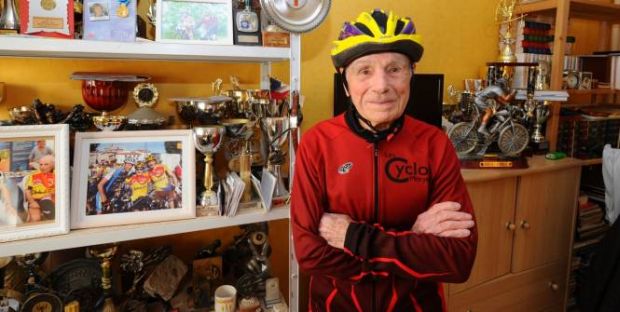Biciclist în vârstă de 102 ani stabileşte un nou record mondial FOTO / VIDEO