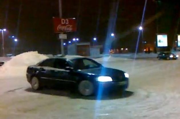 Câțiva tineri au făcut drifturi pe zăpadă cu mașini de LUX în stațiunea Mamaia
