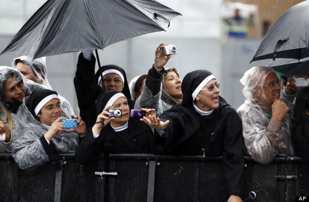 Ce a făcut PAPA FRANCISC cu NIȘTE MĂICUȚE în NOAPTEA de REVELION | GALERIE FOTO