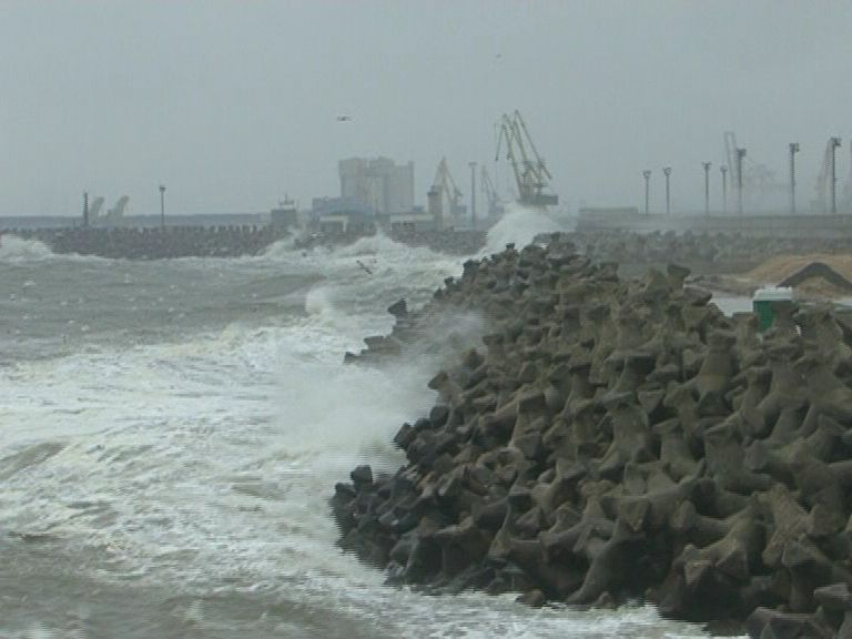 Constanţa. Porturi maritime închise şi trenuri anulate din cauza furtunii