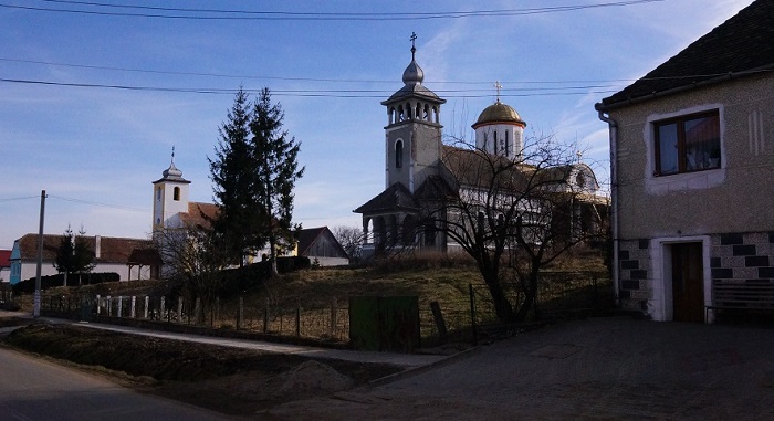 Credință mare la români: își fac a treia biserică în aceeași curte