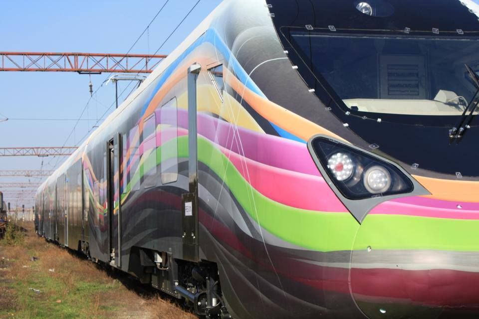 De ce e România absurdă: Cât de încet MERGE cel mai RAPID tren electric din ţară. Vezi ce POATE să facă / VIDEO